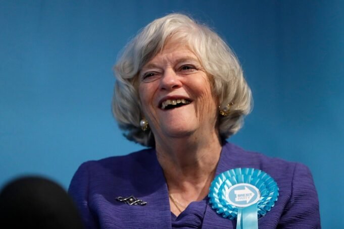 Polícia britânica investiga assassinato da política Ann Widdecombe | Crime Polícia britânica investiga assassinato da política Ann Widdecombe | Crime