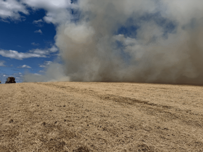 Os bombeiros responderam a uma chamada de três alarmes em um campo perto de Gaston. Os bombeiros responderam a uma chamada de três alarmes em um campo perto de Gaston.