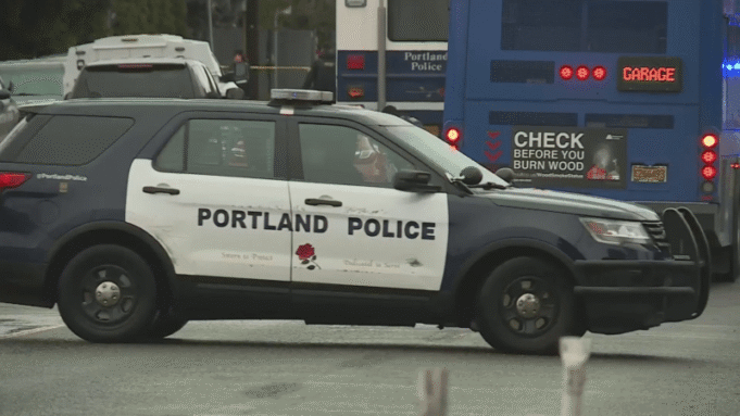 Um homem foi preso após supostamente esfaquear dois membros da família no nordeste de Portland. Um homem foi preso após supostamente esfaquear dois membros da família no nordeste de Portland.