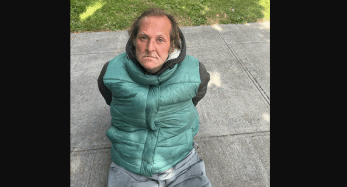 Um homem de Longview foi preso sob suspeita de exposição indecente em um parque, disse a polícia. Um homem de Longview foi preso sob suspeita de exposição indecente em um parque, disse a polícia.