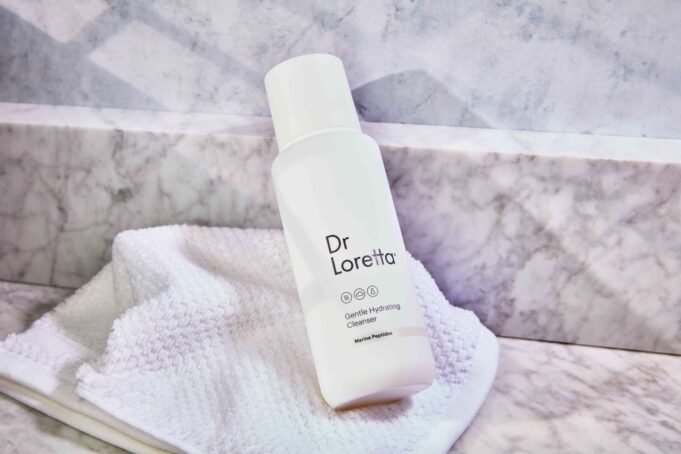 Os 11 melhores produtos de limpeza facial para pele envelhecida, testados e revisados
