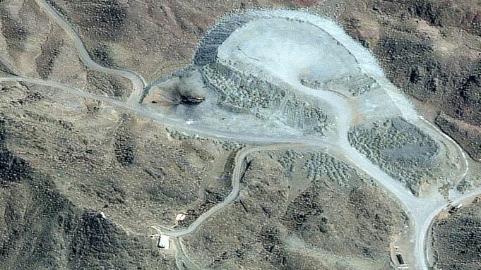 Especialistas alertam que a instalação nuclear da Montanha Pickaxe pode ser usada para fabricar uma arma nuclear Especialistas alertam que a instalação nuclear da Montanha Pickaxe pode ser usada para fabricar uma arma nuclear