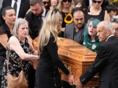 A mãe americana assassinada, Jimmy Carney, foi lembrada em um funeral na Irlanda