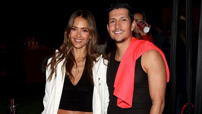 Jessica Alba compartilha fotos de férias de biquíni na Toscana com Danny Ramirez