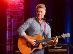 John Schneider defende a bandeira americana contra argumentos divisivos