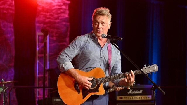 john_schneider_performing.jpg