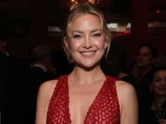 Kate Hudson passa férias na Grécia com o noivo Danny Fujikawa e filhos
