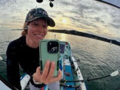 Kelsey Pfendler quebra o recorde de remo solo do Pacífico ao chegar ao Havaí