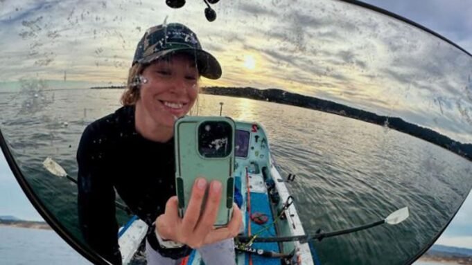 Kelsey Pfendler quebra o recorde de remo solo do Pacífico ao chegar ao Havaí
