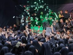 Irã realiza funeral do falecido líder supremo e participa de “referendo” do regime