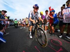 Tom Pidcock foi multado por 10 segundos de estacionamento e recebeu pontos KOM por empurrar seu carro duas vezes na Etapa 15 do Tour de France.