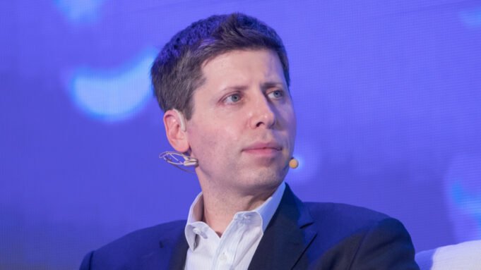 O primeiro dispositivo da OpenAI é supostamente o alto-falante recarregável da humanidade O primeiro dispositivo da OpenAI é supostamente o alto-falante recarregável da humanidade