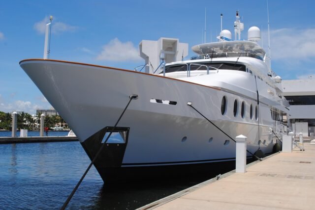 larsen9236-yacht-1040850_1920.jpg