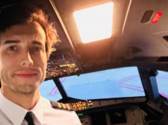 Um instrutor de voo argentino salta de um avião Cessna e um estudante pousa o avião