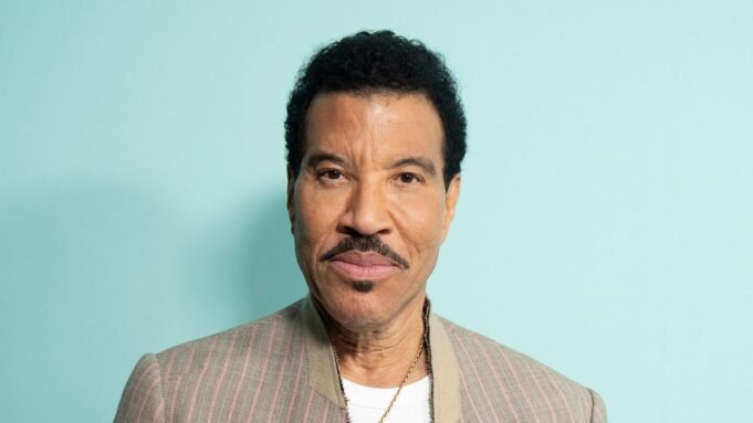 Lionel Richie agradece aos fãs após problema de saúde cancelar show Lionel Richie agradece aos fãs após problema de saúde cancelar show