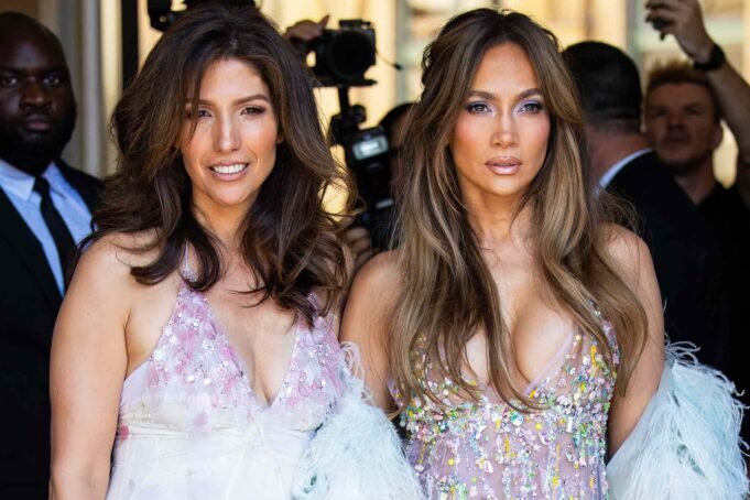 Irmã de Jennifer Lopez se junta a ela em uma rara noite de garotas em Paris