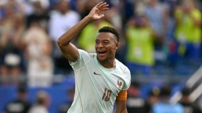 Kylian Mbappé fala sobre sua lesão: o que ele disse após a pancada no tornozelo que assustou a França Kylian Mbappé fala sobre sua lesão: o que ele disse após a pancada no tornozelo que assustou a França