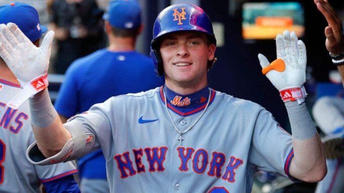 O Royals explodiu com três erros quando Carson Benge, do Mets, marcou um home run da Little League para abrir o jogo contra o KC.