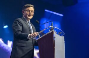 Mike Johnson alerta que estudantes universitários estão sendo doutrinados politicamente.