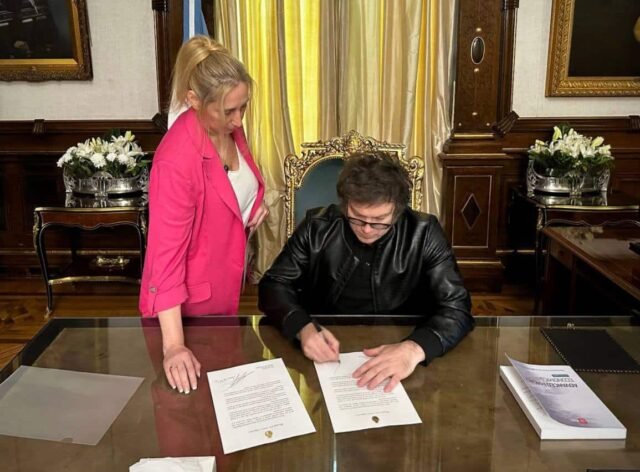 milei-firmando.jpg
