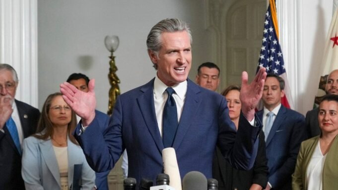 Boletim Fox News Campus Radicals: Acusado de fraude K-12, Newsom School Fight