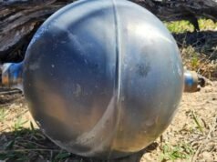 Misteriosas ‘bolas espaciais’ chegam com uma sonda de faísca na praia australiana em meio a temores de que possam ser detritos tóxicos do ‘espaço’