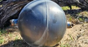 Misteriosas ‘bolas espaciais’ chegam com uma sonda de faísca na praia australiana em meio a temores de que possam ser detritos tóxicos do ‘espaço’