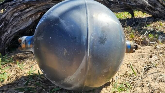 Misteriosas ‘bolas espaciais’ chegam com uma sonda de faísca na praia australiana em meio a temores de que possam ser detritos tóxicos do ‘espaço’