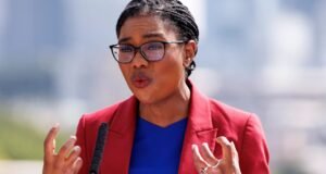 Kemi Badenoch exorta Andy Burnham a abandonar o aumento de 5 centavos no imposto sobre combustível ou corre o risco de prejudicar os motoristas pressionados