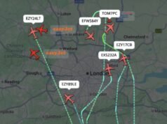 Nove aviões de passageiros declararam emergência no Reino Unido depois que um voo da BA parou na pista de um grande aeroporto