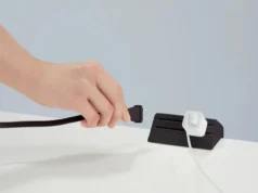 Este filtro de linha japonês brilhante finalmente resolve o problema incômodo da sua mesa de escritório