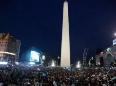 O obelisco voltou a ser azul e branco após a promoção da Argentina à final da Copa do Mundo