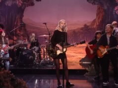 Phoebe Bridgers canta a nova música ‘Lost Boys’ com um grupo de crianças no ‘The Tonight Show’