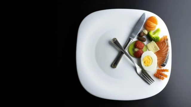 plate-fork-knife-food-clock-intermittent-fasting.webp.webp