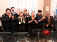 A procissão de tambores, cordas e caudas de Santiagueños foi apresentada oficialmente na Câmara Municipal.