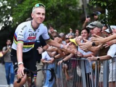 A nova camisa do campeonato nacional e kit intercambiável em exposição na apresentação da equipe do Tour de France em Barcelona.
