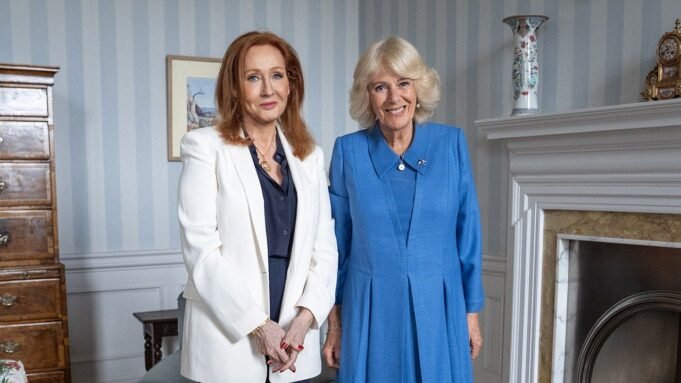 Rainha Camilla enfrenta reação negativa por conhecer JK Rowling durante o Mês do Orgulho