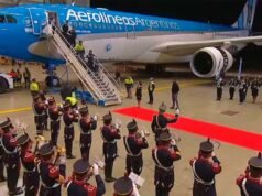 Vídeo Com lançadores de granadas e tapete vermelho, foi assim que receberam a seleção argentina em Isiza.