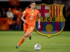 O talentoso jogador de futebol Rene van Asten, 19, se transfere para o Barcelona. Vencedor da Liga dos Campeões