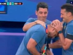 Reconhecimento da comissão técnica a Walter Samuel após o gol de McAllister