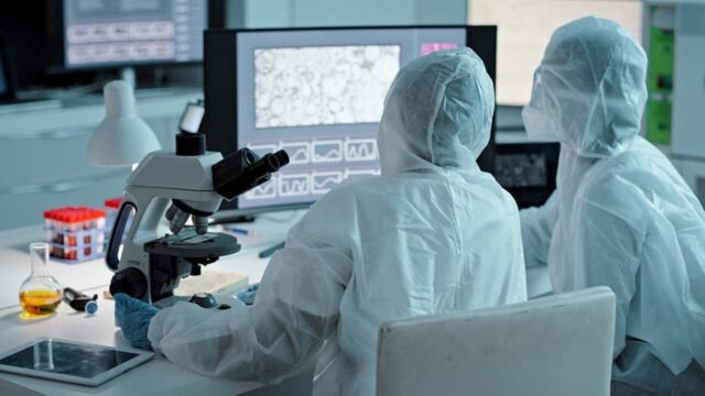 scientists_in_lab.jpeg