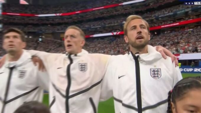 A reação dos jogadores ingleses ao ouvir “aqueles que não dançam são ingleses” em seu hino nacional