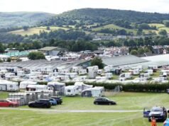 Um homem de 25 anos morreu em um acampamento perto do recinto de exposições Royal Welsh quando três pessoas foram presas
