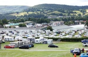 Um homem de 25 anos morreu em um acampamento perto do recinto de exposições Royal Welsh quando três pessoas foram presas