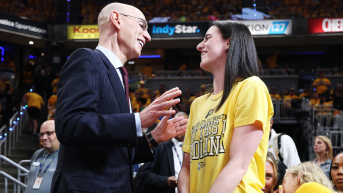 Adam Silver diz que é injusto que Caitlin Clark tenha se tornado uma ‘futebol política neste país’ Adam Silver diz que é injusto que Caitlin Clark tenha se tornado uma ‘futebol política neste país’