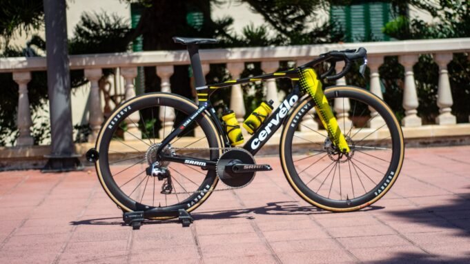Cárter de 160 mm, pneus de contra-relógio e selim aerodinâmico – piloto do Tour de France do líder da corrida Jonas Vingegaard. Preste atenção a cada detalhe