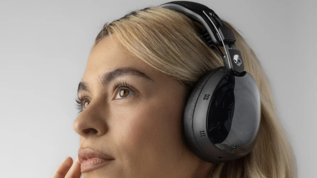 skullcandy-aviator-900-anc-on-head.png