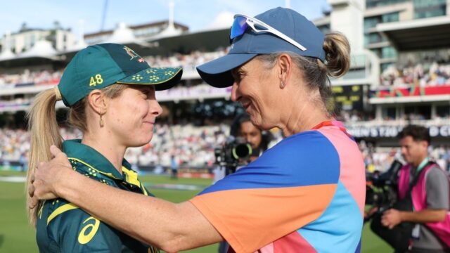 skysports-sophie-molineux-charlotte-edwards_7290901.jpg