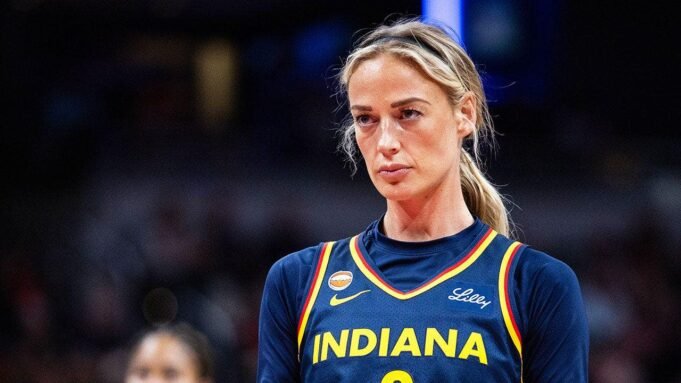 Sophie Cunningham está lidando com a raiva a torto e a direito em suas postagens nas redes sociais. Sophie Cunningham está lidando com a raiva a torto e a direito em suas postagens nas redes sociais.