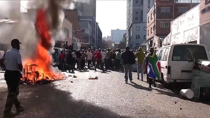 África do Sul destaca milhares de policiais enquanto 4 pessoas são mortas em protestos anti-imigrantes África do Sul destaca milhares de policiais enquanto 4 pessoas são mortas em protestos anti-imigrantes
